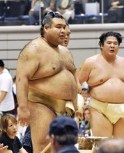 高安、夏巡業で左脚痛める　秋場所までに「どうにかしたい」