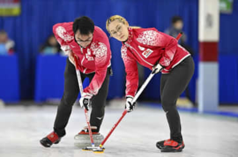 カーリング小穴、青木組が初勝利　混合ダブルス五輪最終予選