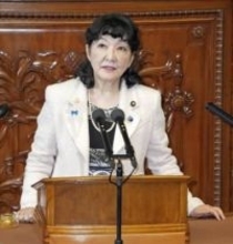 「強い経済」へ構造転換、財務相　歳出入を見直し