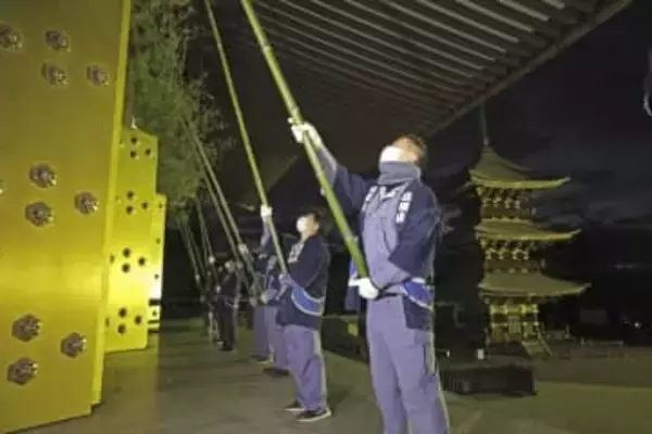 新年に備え、すす払い　成田山新勝寺で本堂をお清め