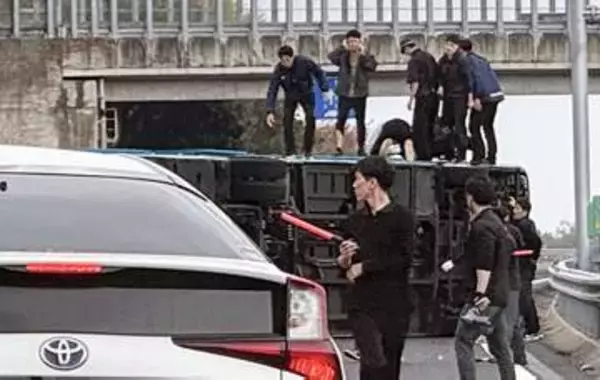 「茨城・常磐道で奈良県警バス横転　機動隊員4人けが」の画像