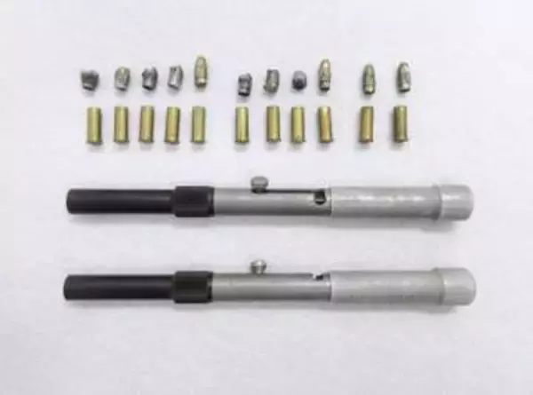 ペン型拳銃2丁など所持疑い　匿流グループ5人を再逮捕