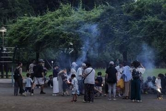 公園で花火を楽しもう！　自治体の使用解禁が広がる