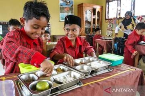 インドネシア、看板政策の無料給食縮小へ　汚職や食中毒相次ぎ、国民の不満高まる
