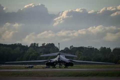 「脅威」を察知し米軍機撤収　トランプ大統領、英基地から