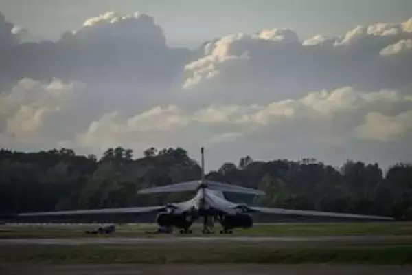 「脅威」を察知し米軍機撤収　トランプ大統領、英基地から