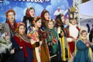 クリスマスツリーが点灯　キーウ近郊の町、侵攻後初