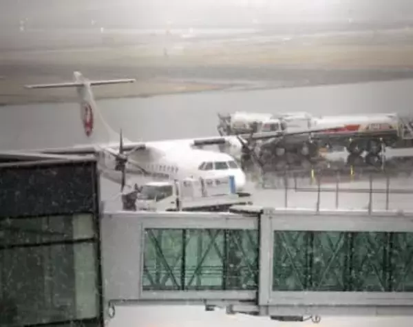 エンジン停止で緊急着陸、函館　丘珠発秋田行き、プロペラ機