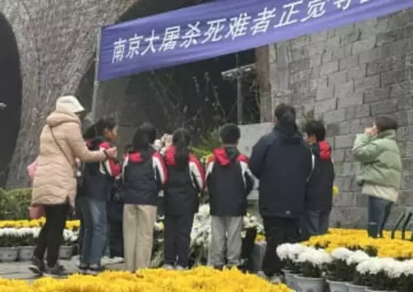 南京市民「歴史忘れない」と献花　街で黙とう、クラクション