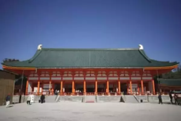 平安神宮の大極殿、色鮮やかに　塗装修理と耐震補強工事が完了
