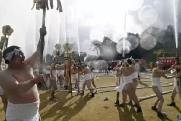 金沢市で出初め式　消防車50台が一斉放水披露