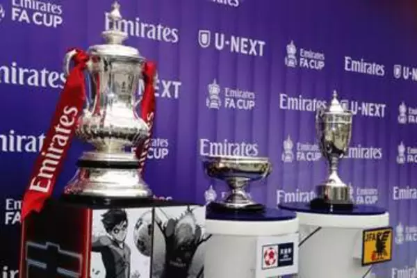 FA杯、トロフィーお披露目　日英つないだ銀製カップも