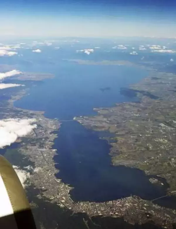 「強風で大学生8人が琵琶湖漂流　ウインドサーフィン、全員救助」の画像