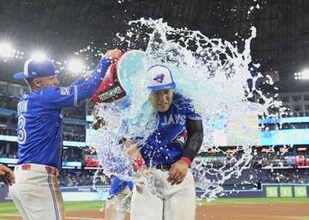 岡本、2試合連続本塁打　鈴木は佐々木から4号