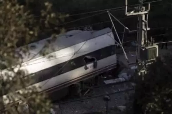 スペイン脱線死者40人に　首相視察、3日間の服喪宣言