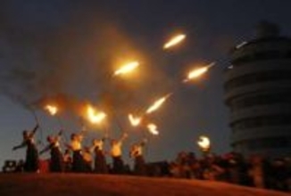 本州最南端の「火祭り」幻想的に　芝焼き炎、和歌山・串本