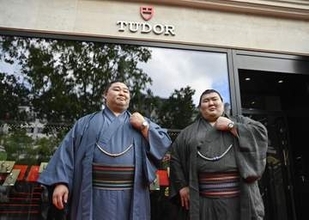 熱海富士、高級時計「欲しい」　仏でディズニーランドも満喫
