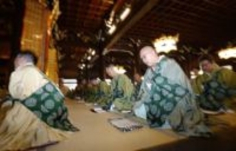 体揺らし、響く念仏　京都・東本願寺「坂東曲」