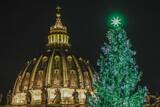 「バチカン恒例のツリー点灯　高さ25メートル、広場に歓声」の画像1