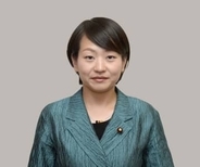 鈴木議員「捜査官は居間で腕枕」　父の汚職事件、家宅捜索巡り