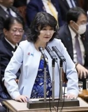 財務相、円安「マイナス目立つ」　輸入価格上昇で家計圧迫