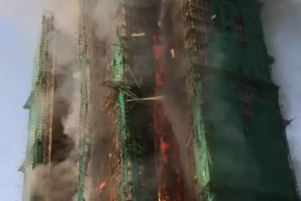 香港の高層住宅で火災13人死亡　竹の足場で外壁の補修工事中