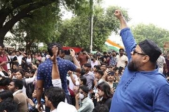 ゴキブリ党デモとインド当局衝突　首都中心部、催涙ガス噴射