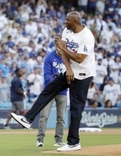 マジック・ジョンソンさん始球式　ドジャースの共同オーナー