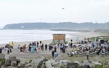 大震災後初、16年ぶり海開き　福島・浪江の請戸海水浴場