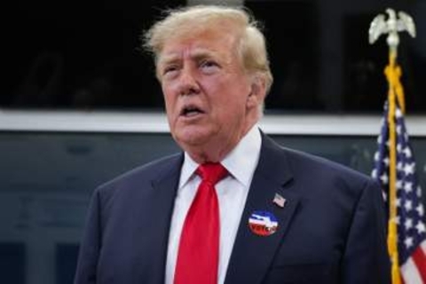 記者にトランプ氏「ばかな質問」　イラン攻撃問われ怒り