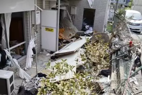 マンション爆発ガス漏れか、千葉　住人男性重体