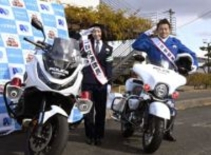 井戸田潤さん「一日署長だよ」　白バイ隊員姿で安全運転呼びかけ