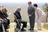 「両陛下、障害者と懇談　厚労相表彰、皇居・宮殿」の画像1