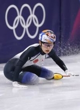 金井、いち早く起き上がって通過　転倒に巻き込まれても諦めず