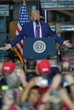 トランプ大統領、経済上向き主張　因縁の元議員地元で演説