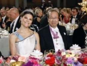ノーベル受賞2氏、歓談で笑顔　晩さん会で優雅なひととき過ごす