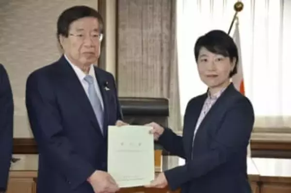 外国人急増「在留管理適正化を」　入管政策懇談会が法相に報告書