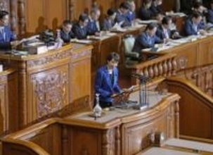 首相、配布ギフトは約3万円分　自民315人に、野党批判