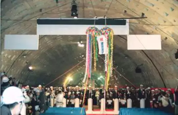 ＜あのころ＞東京湾アクアラインが貫通　29年前の4月21日