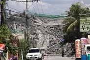 フィリピンで建設中のビル倒壊　20人超救出、捜索続く
