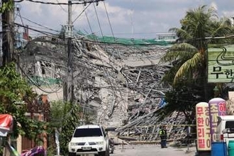 フィリピンで建設中のビル倒壊　20人超救出、捜索続く