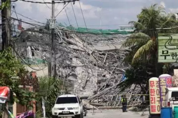フィリピンで建設中のビル倒壊　20人超救出、捜索続く