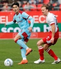 渡辺は後半途中まで　サッカーのオランダ1部