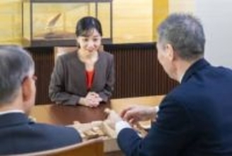 佳子さま伝統工芸士と懇談　秋篠宮邸