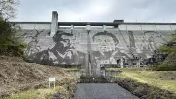 足利のダムに「巨大な侍」登場　ケルヒャー高圧洗浄機使い描画