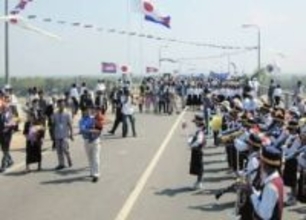 ＜あのころ＞国交50年記念し橋を行進　22年前の11月8日