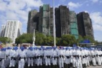 香港火災、約150人安否不明　政府は批判回避に躍起