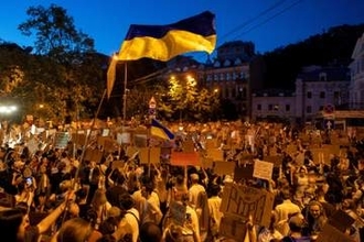 大統領に軍司令官の解任を要求　ウクライナ首都で3日連続デモ