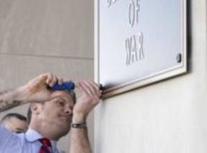 米、「戦争省」に看板かけ替え　国防長官、名称浸透狙い