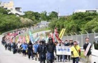 沖縄で基地のない島求め平和行進　復帰54年、2千人が参加